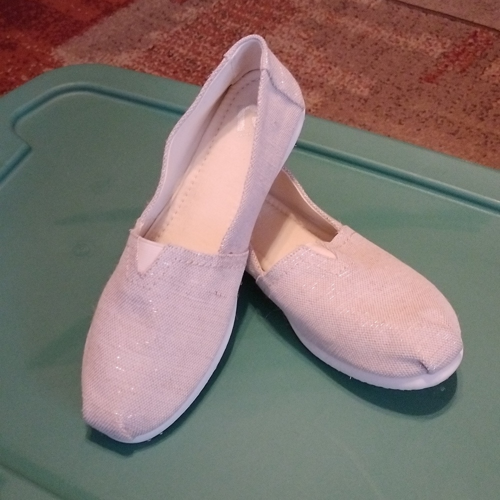 Women's tan/gold slip on flats size 10